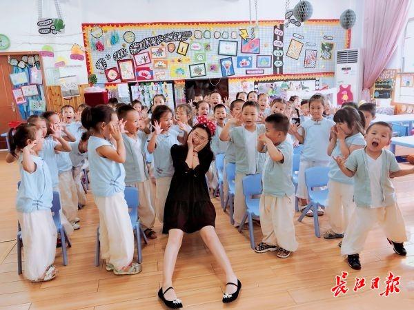 这个幼师有让孩子黏着她的魔力，经常收到的家长“吃醋投诉”