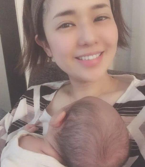 苍井空生下双胞胎，小儿子呼吸系统发育不全，压力巨大