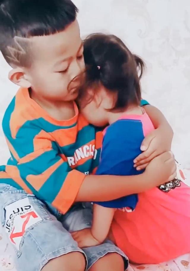妹妹不小心磕了额头，委屈的找哥哥诉苦，宠妹狂魔瞬间上线