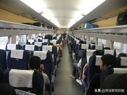 6岁男孩在高铁上“跑酷”，奶奶一旁拍手叫好，边上的乘客怒了