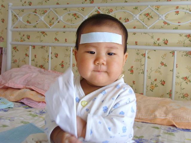 孩子半夜发烧，该选择冷敷还是热敷？选错了孩子容易遭罪