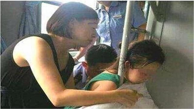 凌晨孩子在火车上哭闹，男乘客不满怒骂，宝妈的举动让人心酸落泪