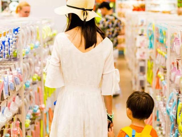孩子在超市被“诬陷”偷东西，宝妈的一番话，让店员羞愧万分