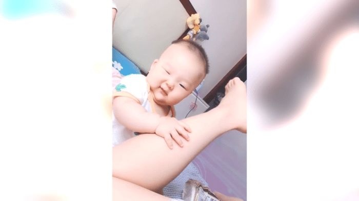 宝宝动作很可爱，这是在专业抱大腿吧？是不是想到了鸡腿呢？
