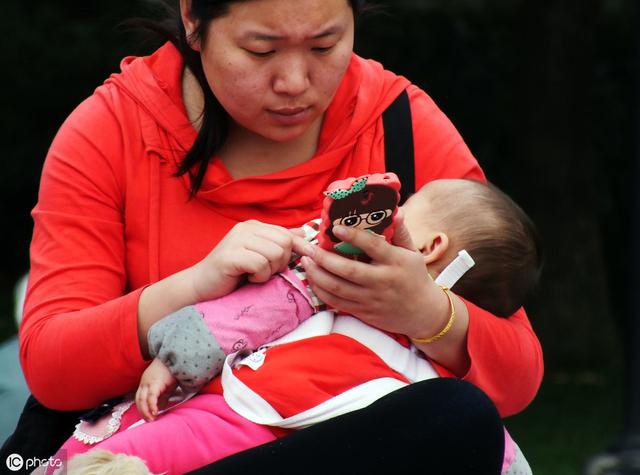 二胎宝妈带孩子上班，同事一脸嫌弃，领导的行为彻底激怒网友