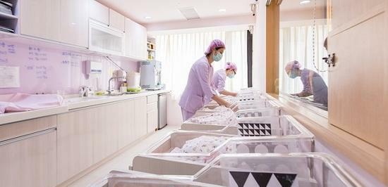 女子住一月2万的月子中心，饭菜发现蛆虫，店长：这很正常别担心