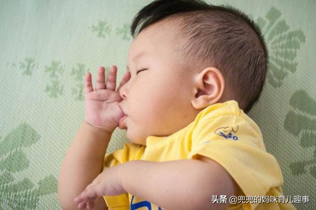 新生儿吃手指需要制止吗？家长用错方法小心“毁了”孩子安全感