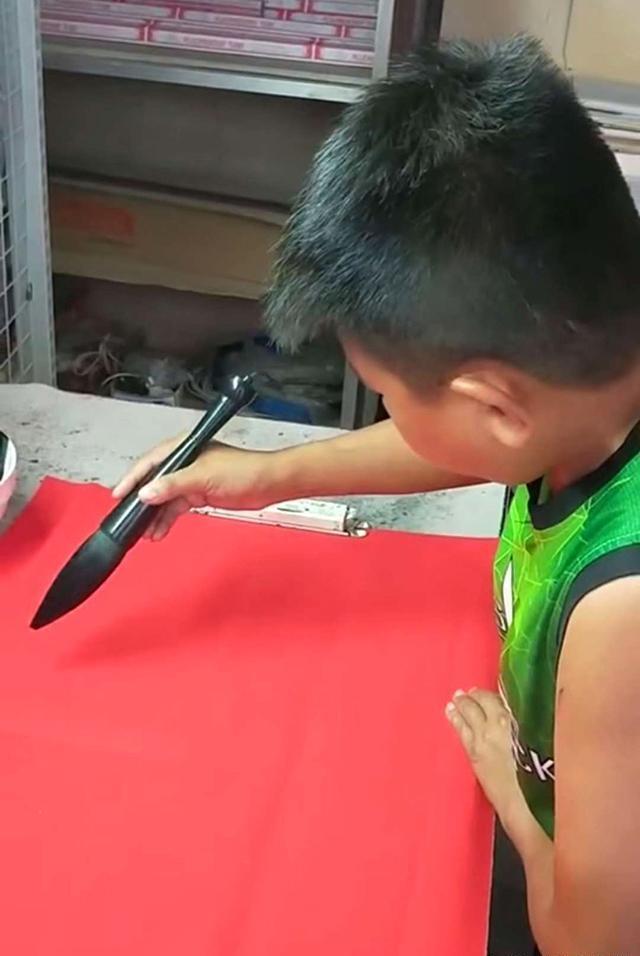父母将儿子交给爷爷带，没想到孩子天赋被发掘，爸爸：这么厉害