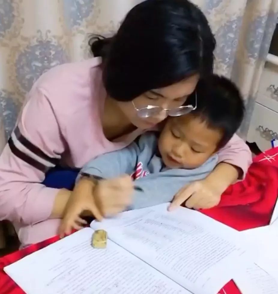 “妈妈别打我，我才3岁”监控下的母子虐心照，刺痛朋友圈无数人