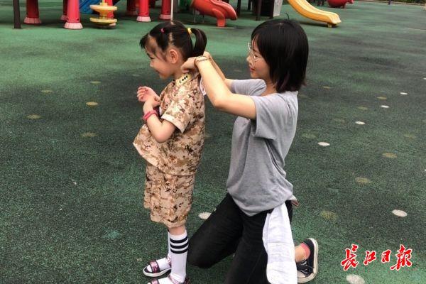 这个幼师有让孩子黏着她的魔力，经常收到的家长“吃醋投诉”