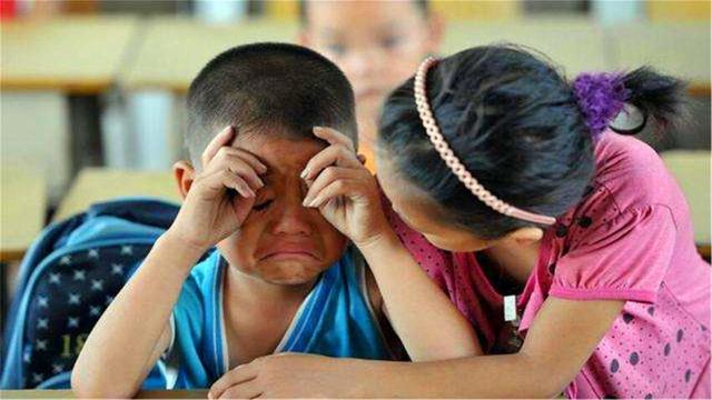 孩子在学校挨打，仅仅&quot;告诉老师&quot;没用，聪明的家长会这么做