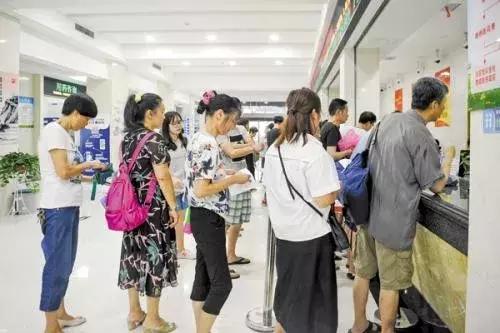 新生婴儿被家人丢弃荒岭灌酒致死！生而不养，何以为父母？