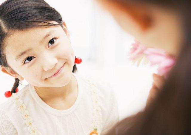 这个社会对女孩的恶意要比男孩多，培养女儿的4个阶段，请牢记