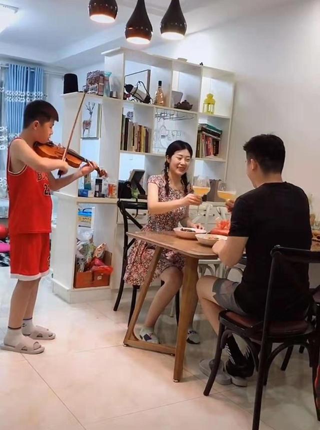 爸妈享用烛光晚餐，强迫儿子“卖艺”，网友：养儿千日，用儿一时
