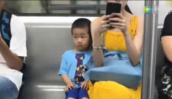 孩子地铁上没让座，被老人大骂没教养，宝妈霸气回怼被所有人夸赞
