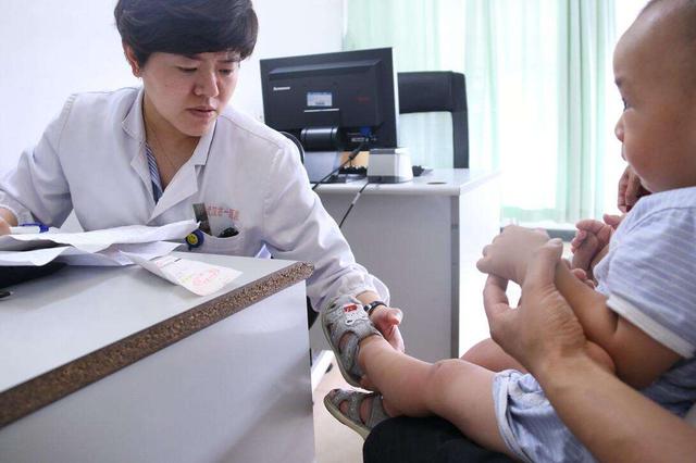 半岁宝宝不哭不闹，婆婆到处得瑟&quot;好带&quot;，医生：做家长的太无知