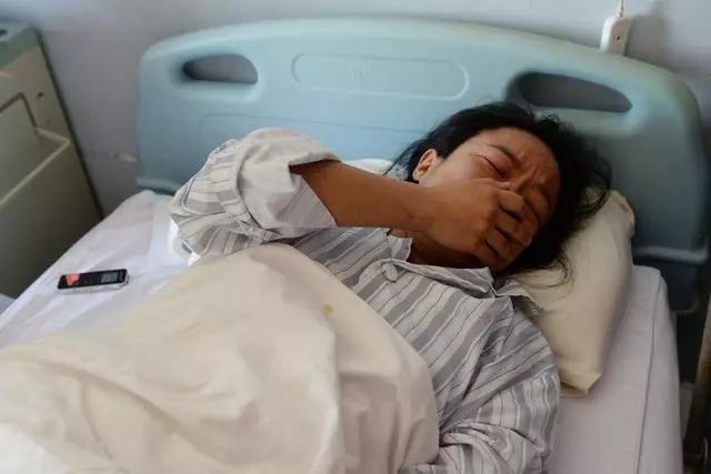 23岁女生，半夜腹痛昏迷，紧急抢救3小时，医生怒斥男友太过分