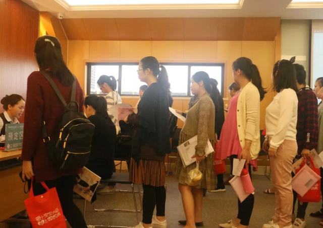 宝妈平安生下二胎，可看到孩子屁股后，全家犯愁医生也摇头