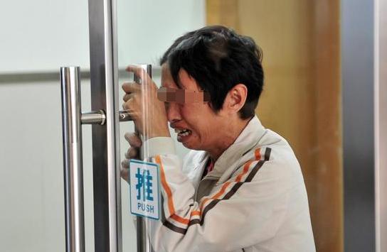 新生儿半个月没洗澡，一个月宝宝的情况，让医生束手无策