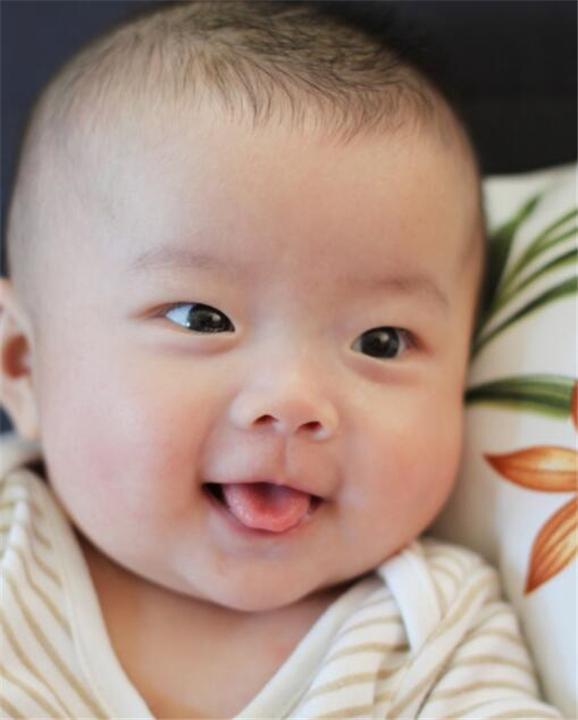 宝宝刚生下来，像皱巴巴的“小老头”，妈妈嫌丑，护士却夸漂亮