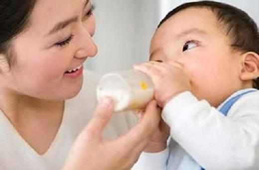 孩子喝奶粉能坚持到几岁？晚于这一时间，当心娃发育慢、说话晚