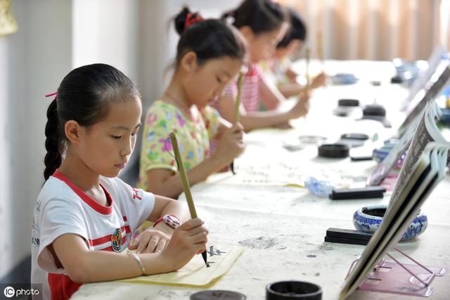 二胎宝妈带孩子上班，同事一脸嫌弃，领导的行为彻底激怒网友
