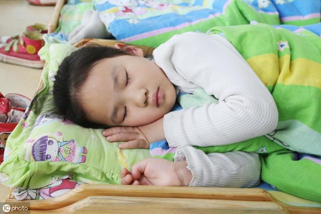 二胎宝妈带孩子上班，同事一脸嫌弃，领导的行为彻底激怒网友