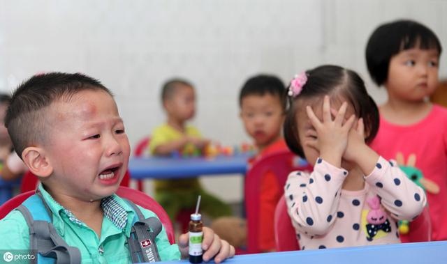 孩子不爱和别人玩，社交能力差，父母可以这样帮助他