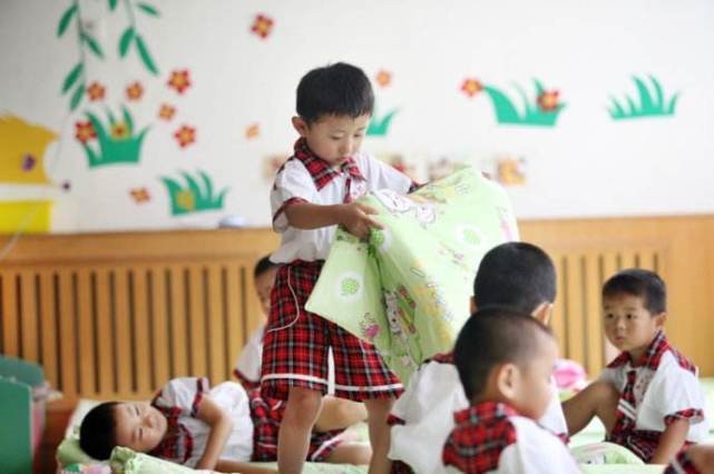 孩子赖妈妈身上不愿去幼儿园？家长用5个方法，让孩子轻松入园