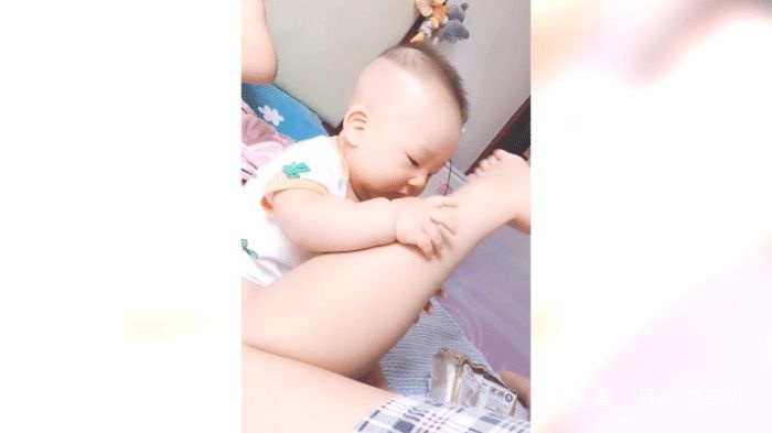 宝宝动作很可爱，这是在专业抱大腿吧？是不是想到了鸡腿呢？