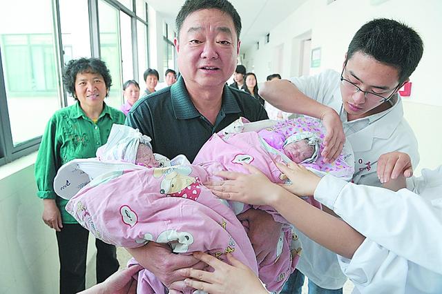 60岁高龄产妇盛海琳，用现实告诉你，老来得子是幸福还是心酸
