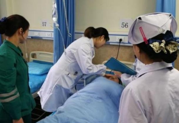 新生儿没有“鼻梁”，遭亲妈嫌弃，医生：你再等等，先养着