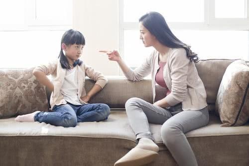 一表扬就骄傲，一批评就崩溃，孩子''性格弹性差''，还是家长的锅