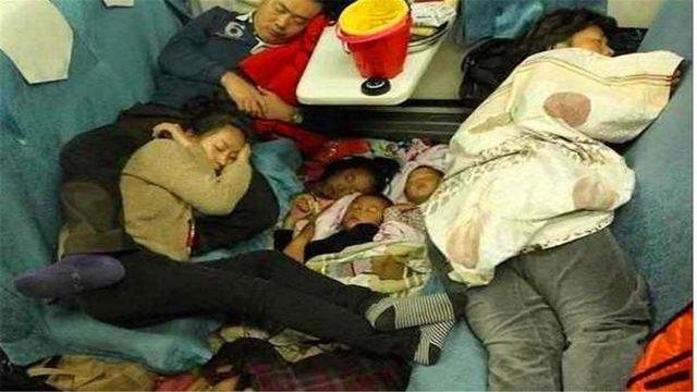 凌晨孩子在火车上哭闹，男乘客不满怒骂，宝妈的举动让人心酸落泪