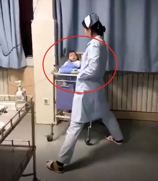 宝宝一脸呆萌看着护士姐姐，下一秒的动作，让人忍俊不禁