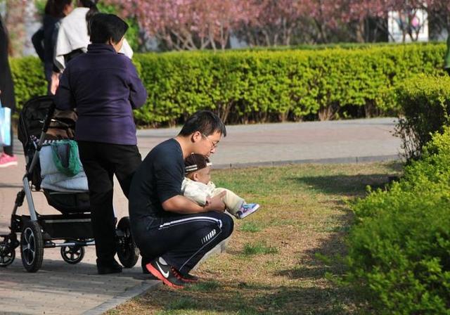 妈妈带着孩子当众尿尿被骂？这次体谅和理解才是王道，我站她