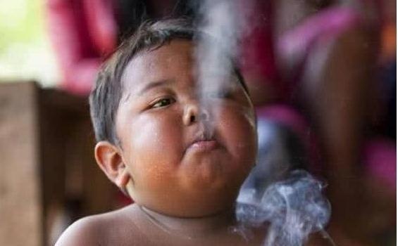 还记得七年前那个将烟当饭吃的2岁孩子吗？他的现状你不敢想象