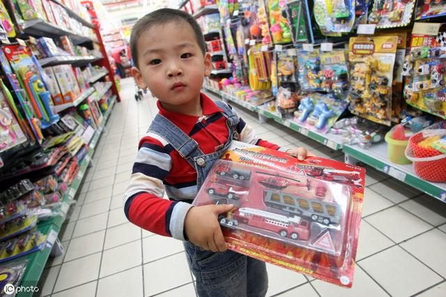孩子总要“买买买”，不买就大哭，家长该不该妥协？