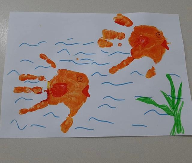 幼儿园亲子作业：小手掌变身创意满满的画展，网友：真是大开眼界