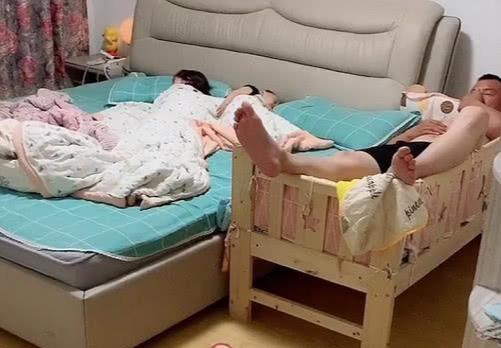 “大婴儿奶爸”带娃睡觉火了，奶爸：谁还不是个宝宝？