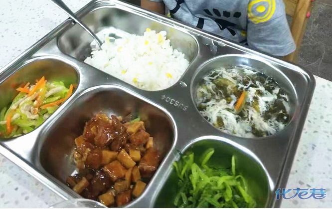 晒晒儿子在托班里的伙食，感觉吃的比我好！不知道上了幼儿园咋样