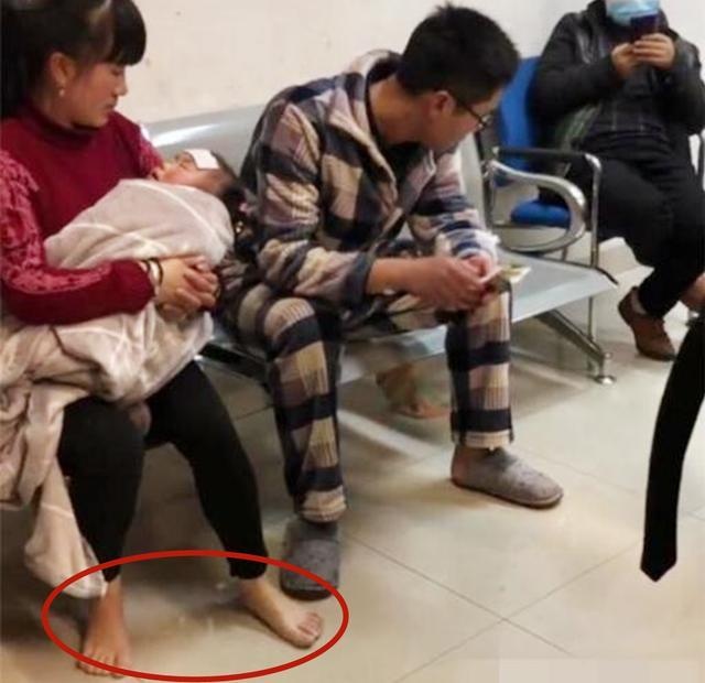 医院里，一位妈妈抱着孩子走红，看到一身打扮感叹：“为母则刚”