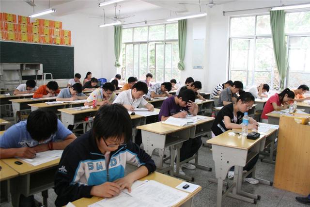 孩子考上大学，父母请亲戚吃饭庆祝，亲戚嘲讽：二流学校，穷显摆