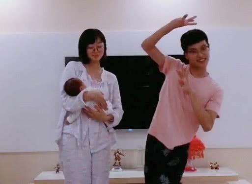 “搞怪夫妇”月子里带娃嗨翻天，网友：这样的老公给我来一打