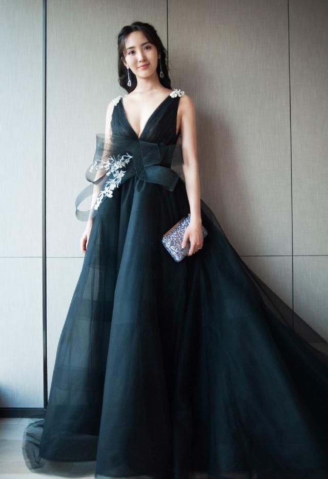 王紫璇身材太优越,穿衬衫西装配3分短裤,1米2大长腿抢镜十足