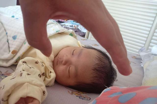 新生儿有这4个症状，属于正常现象并不是生病了，妈妈别太担心