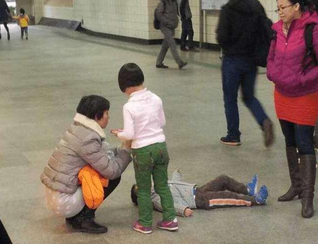 孩子在别人家门口撒尿，妈妈说“孩子还小”，被邻居两句话反怼