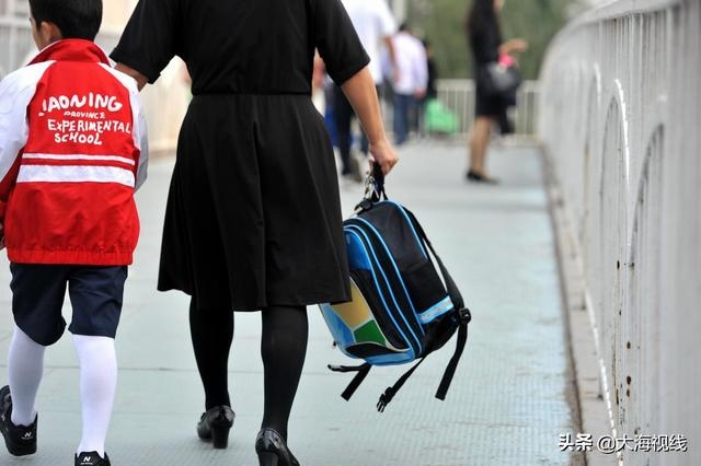 小学生的书包该由谁来背 看家长都咋说