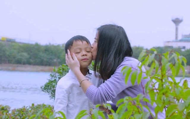 红色热情、蓝色稳重，但是孩子若是喜欢这种颜色，家长可要当心了