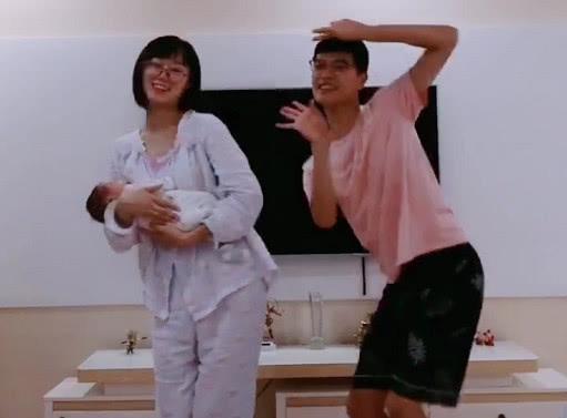 “搞怪夫妇”月子里带娃嗨翻天，网友：这样的老公给我来一打